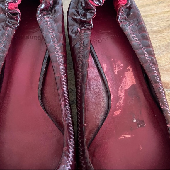 Tory Burch Reva Crocodile Embossed Cranberry Leather Flats Size 5 M - Picture 10 of 15